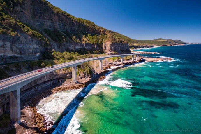 海崖大桥是一座平衡的悬臂桥，位于澳大利亚新南威尔士州的伊拉瓦拉北部地区。这座桥梁连接着沿海村庄Coalcliff和Clifton，是风景秀丽的Lawrence Hargrave Drive的一大特色。