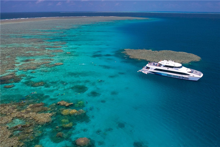银梭号的船员将带您前往著名的阿金科特礁（Agincourt Reef），那是外缘上一座如宝石般的带礁，是浮潜者的天堂