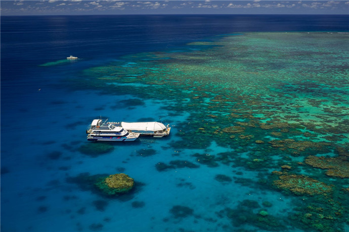 搭乘大探险（Great Adventurers）号游艇，即可以在度假期间的任意一天从宽敞的礁石平台上、热带礁石和绿岛（Green Island）的雨林环境中探索大堡礁（Great Barrier Reef）的壮美景色。 大探险号游艇是一艘现代的高速双体船，每天从凯恩斯（Cairns）出发。