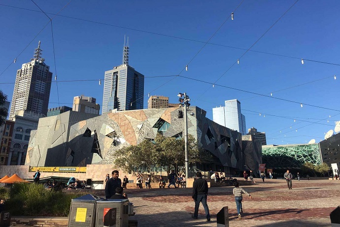 联邦广场 (Federation Square) 是澳大利亚结构最复杂，同时也是最宏大的建筑项目之一。联邦广场的面积占了整整一个街区，其鲜明而大胆的设计风格出自Lab建筑师事务所 (Lab Architecture) 和澳大利亚Bates Smart建筑设计事务所之手。