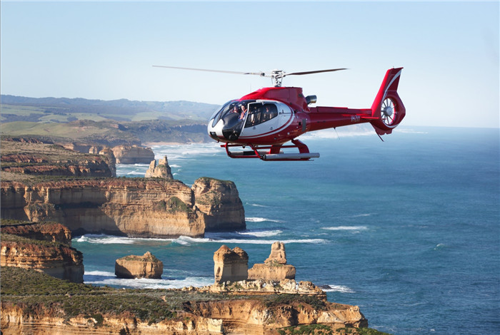 十二门徒石是墨尔本西南部约220公里外，是澳大利亚大洋路的著名地标。大洋路被称为“世界上风景最美的海岸公路”，乘坐直升机，俯瞰大洋路美景，也是一件享受。