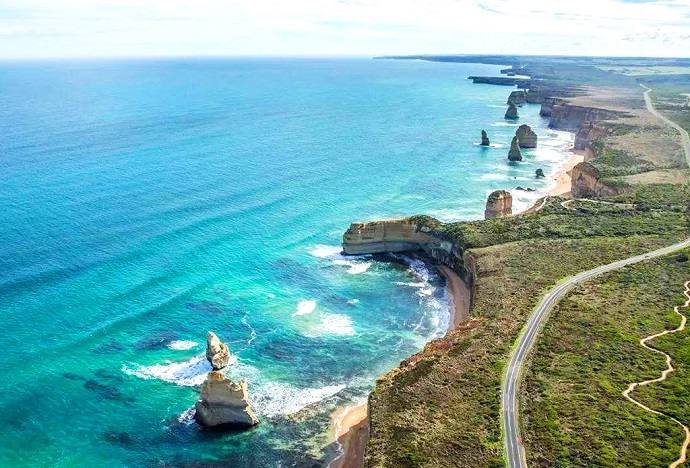 大洋路被称为“世界上风景最美的海岸公路”，紧靠着维多利亚南部海岸而行，长约320公里，是澳大利亚政府为第一次世界大战中牺牲的战士而建。