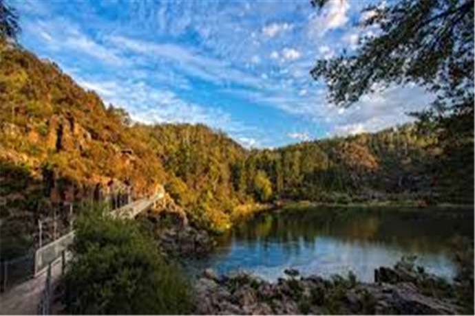 卡德奈特峡谷公园（Cataract Gorge Reserve）位于塔斯马尼亚州第二大城市朗塞斯顿（Launceston）西郊，距离朗塞斯顿市中心约4公里车程。