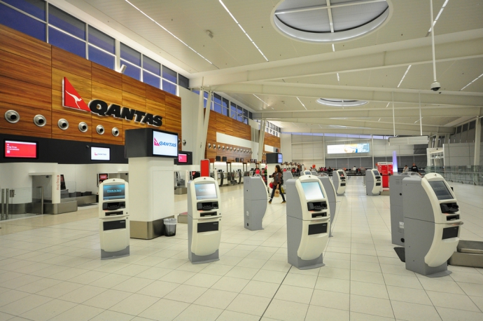 阿德雷德机场位于阿德莱德市中心6公里（3.7英里）外的近郊。阿德莱德机场是第一座提供免费无线上网服务（Wi-Fi）的澳洲机场。