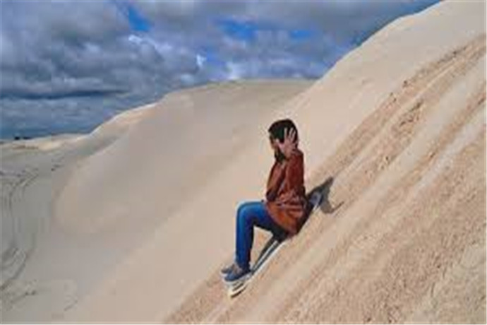 兰斯林沙丘是西澳州最大的沙丘，湛蓝而清澈的海水在这里只能算配角，这里的主角是一个个连绵的沙丘，不同于北非撒哈拉大沙漠的苍凉壮阔，也不像新疆塔克拉玛干沙漠的绵延无际、荒无人烟，这里的沙丘更白更细腻，而且就位于海边，一边是蔚蓝的印度洋，一边是洁白的沙漠，强裂的对比在这里却融合得是那么的自然那样的惊艳。