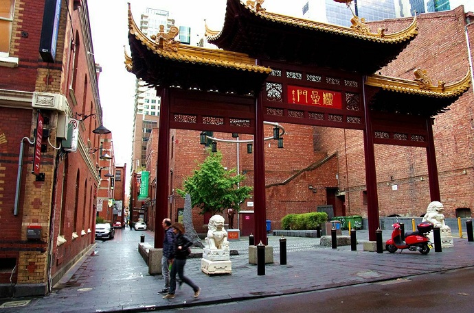 墨尔本唐人街伴随着19世纪中叶的维多利亚“淘金热”而形成，街道至今保留着传统中式建筑。当年的诸多建筑遗迹依然保留，街道两侧的建筑物大多超过半世纪，使这条街道成为中国传统建筑的长廊。 