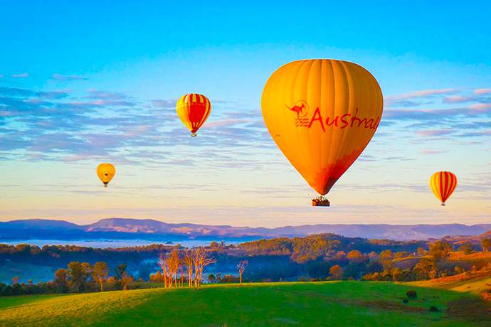 拜伦湾位于澳大利亚的最东边，是最早看到日出的地方。迷人的海滩，令人惊叹的内陆景观，极佳的气候，拜伦湾热气球飞行带给您壮观的乡村与海湾视觉多样性的独特体验。