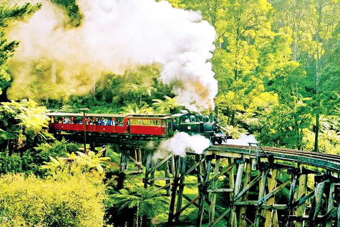 墨尔本蒸汽火车行驶在山间铁路桥上
