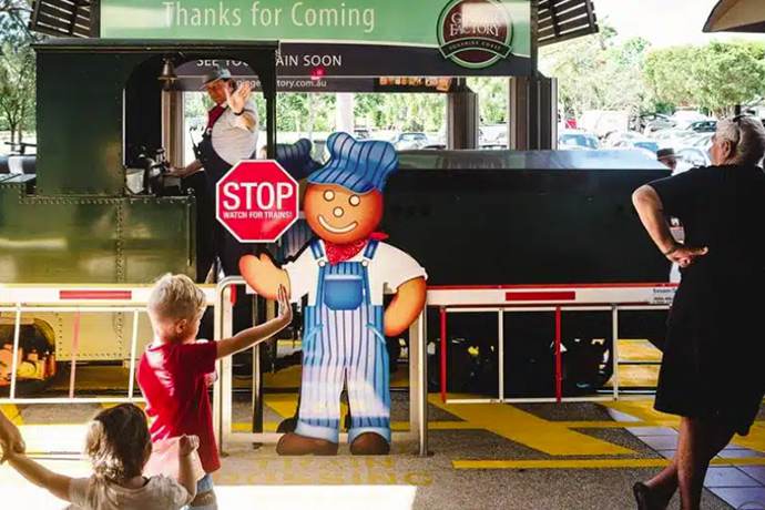 阳光海岸姜工厂搭乘赫赫有名的蒸汽小火车穿梭于厂区内，独特的体验一定会让您流连忘返